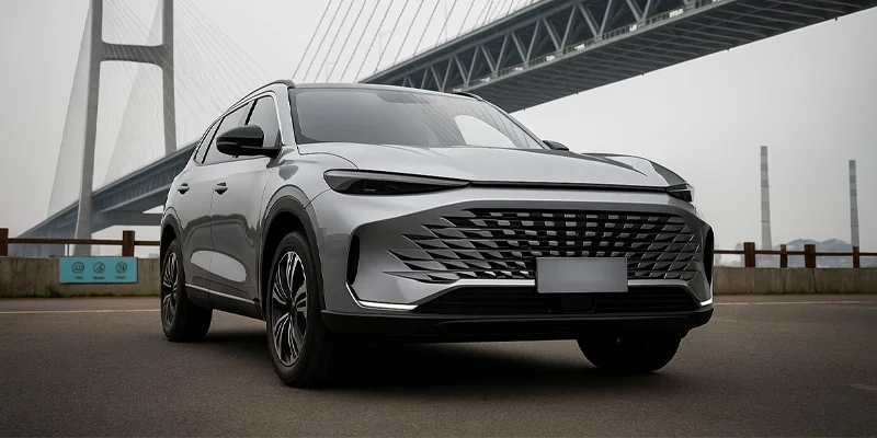 Grauer BAIC Beijing X75 SUV von vorne in der Stadt geparkt